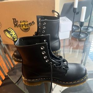 Womens Size 5 Dr. Martens Airwair boots.